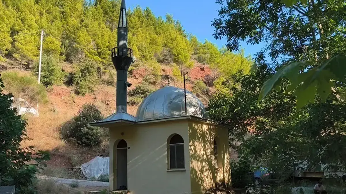 Mersin'de boyutlarıyla dikkat çeken cami! Doğal güzelliklerle çevrili olması ilgi görüyor