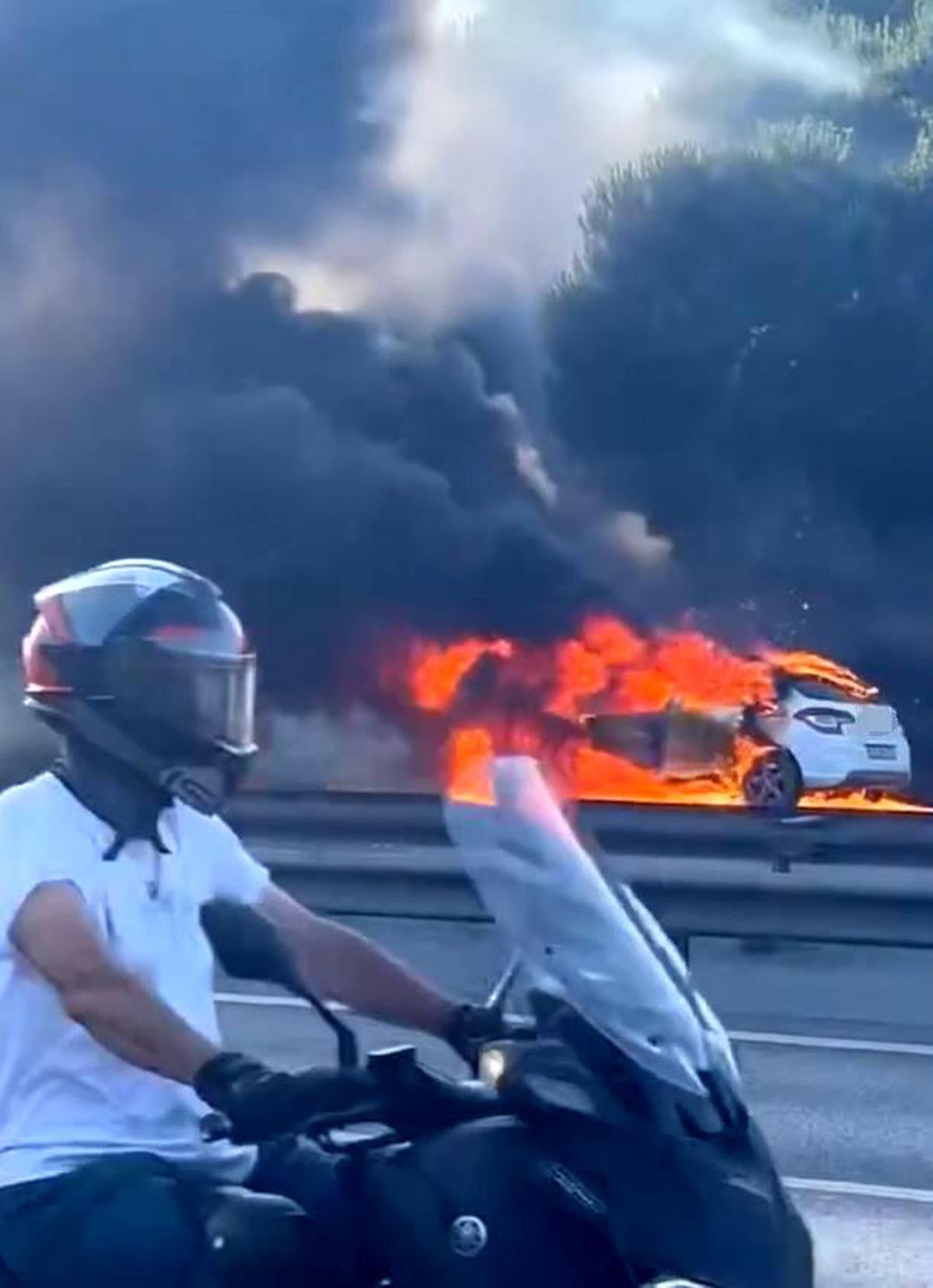 TEM Otoyolu'nda alev alev yanan otomobil kullanılamaz hale geldi