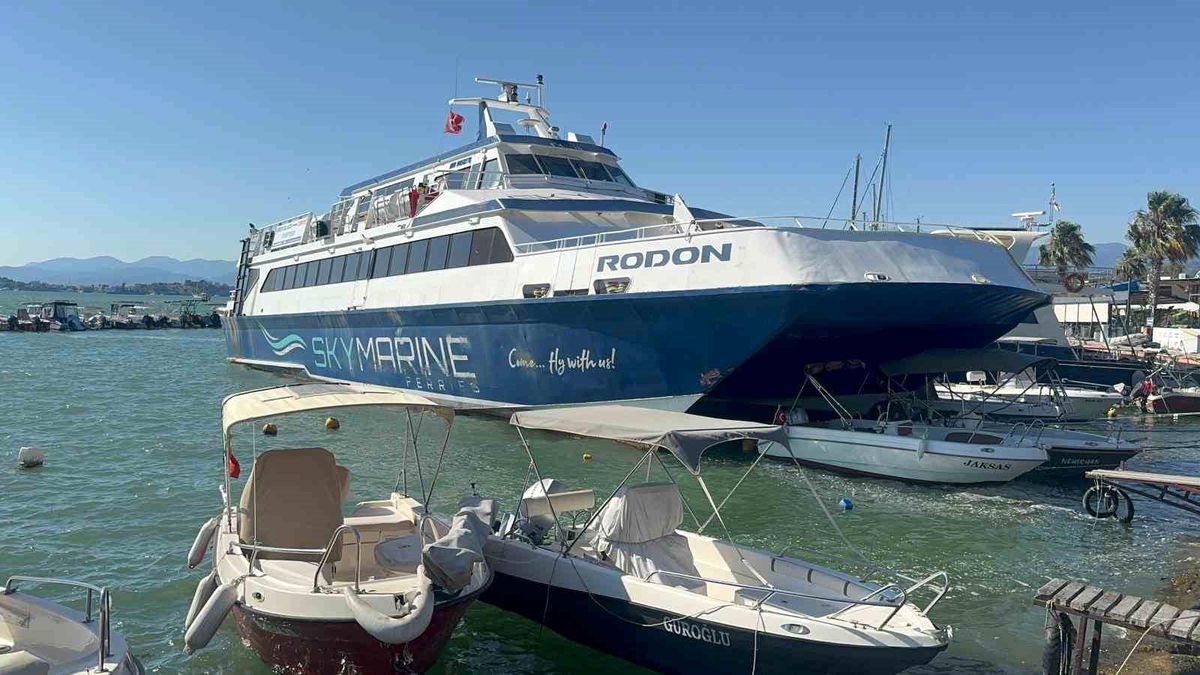 Rodos seferi yapan feribot Fethiye'de karaya oturdu