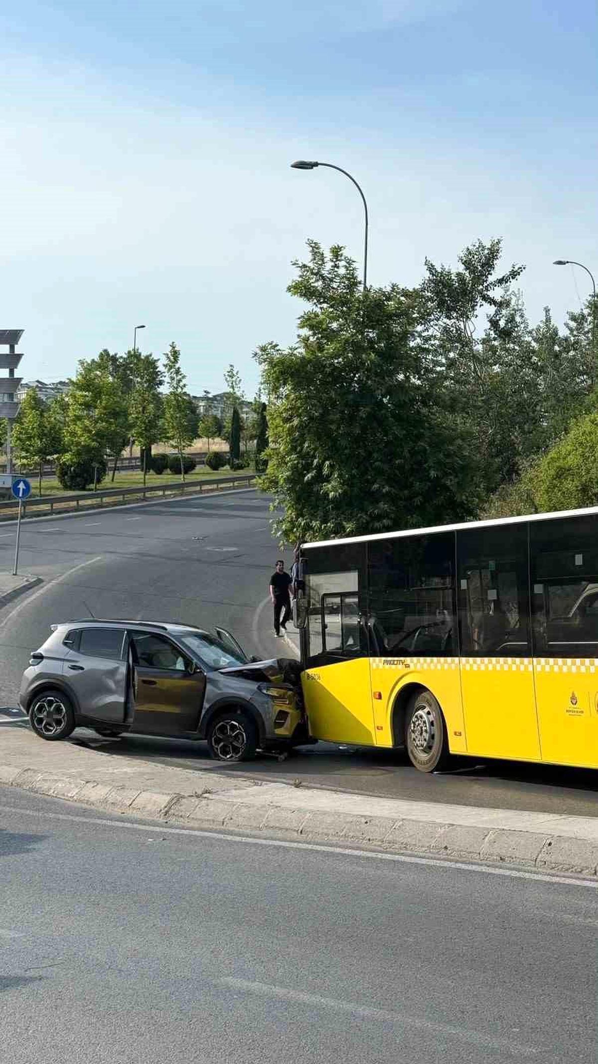 Motosiklete çarpmamak için manevra yapınca karşı şeride geçip otobüse çarptı: 1 yaralı