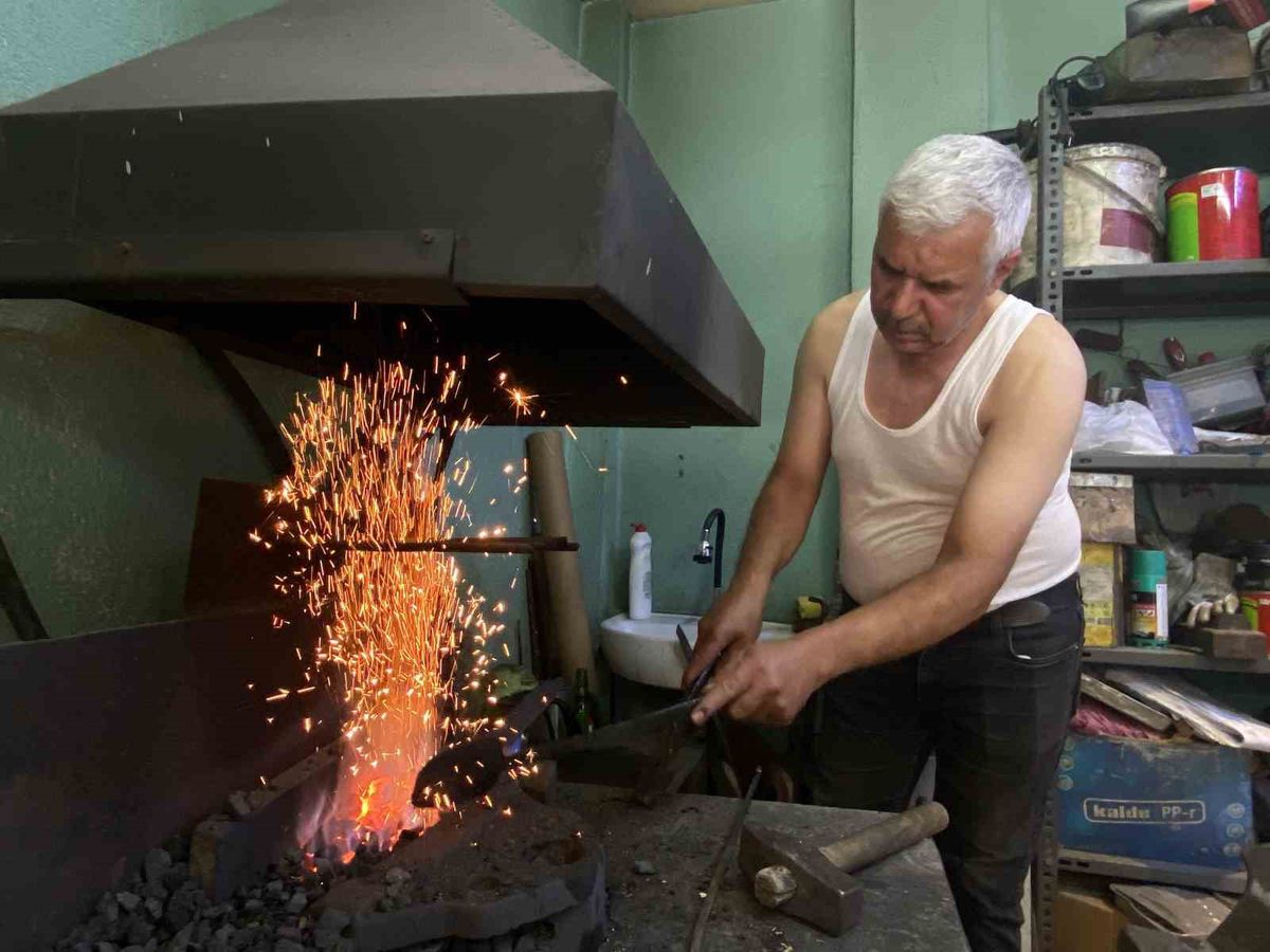 Sivaslı usta 60 derece atölyede dövme bıçak üretiyor