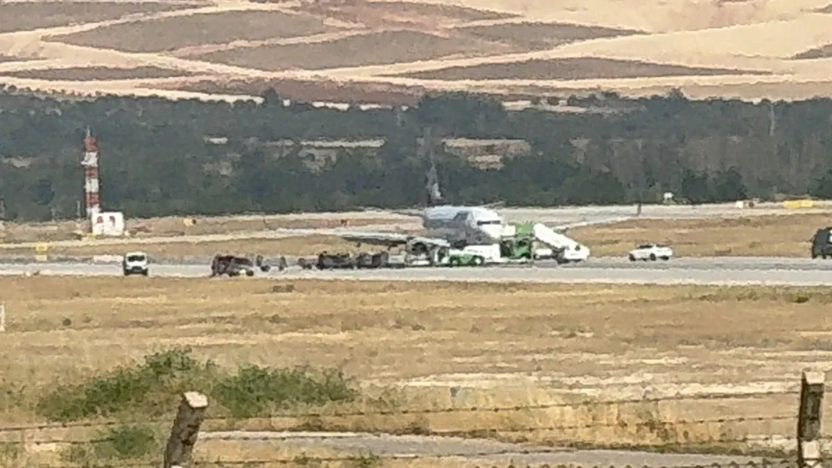 Gaziantep Havalimanı'nda korkutan kaza: İniş yapan uçağın lastiği patladı! Mürettebat tahliye edildi