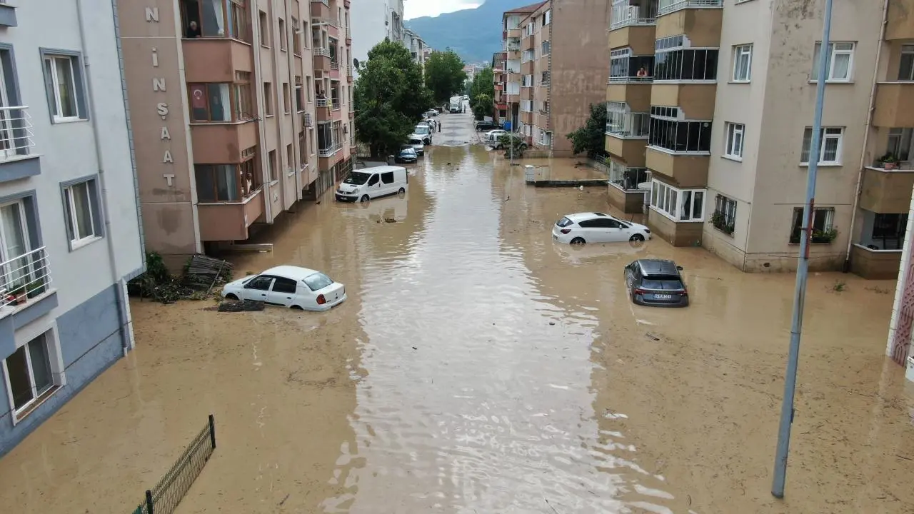 Sel felaketinin yaraları sarılıyor! Kastamonu'ya 5 milyon liralık destek gönderildi