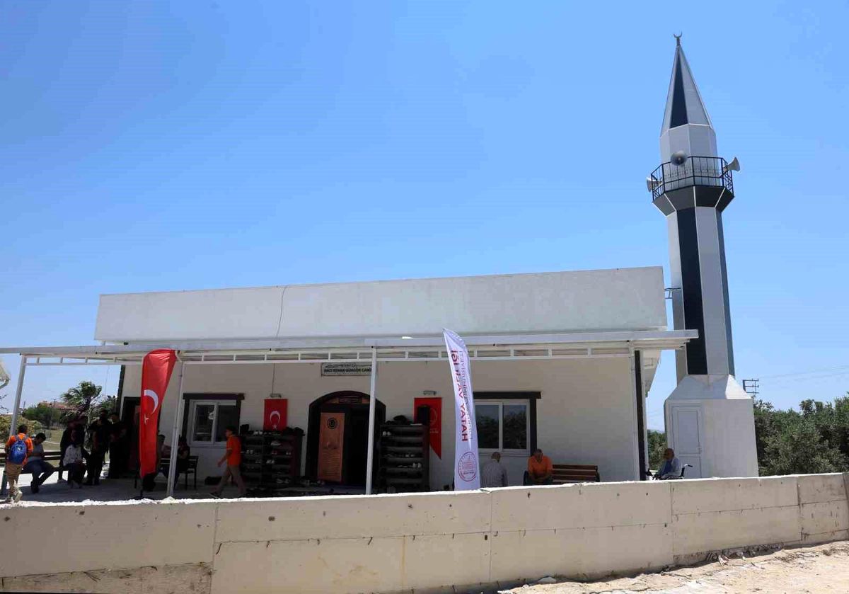 Depremin ardından inşa edilen 129'uncu cami olan 'Akçaova Kenan Güngör Camii' ibadete açıldı