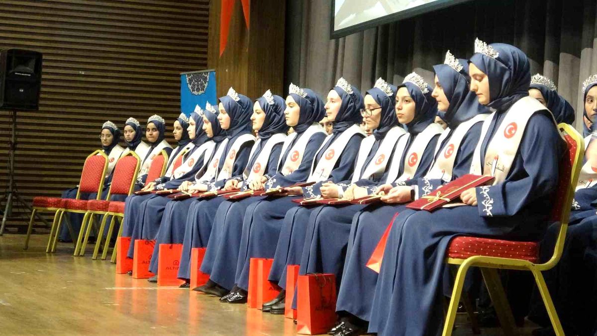 Isparta'da hafızlık eğitimini tamamlayan 66 kız öğrenci icazet aldı