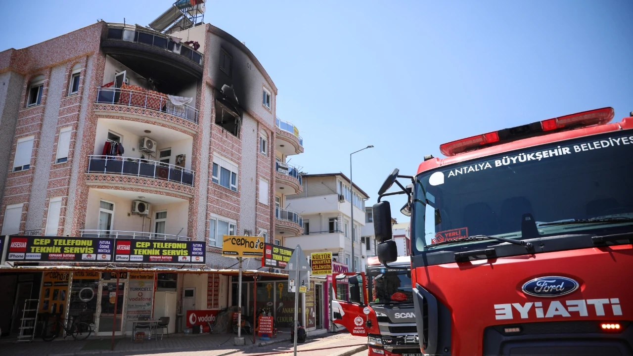 Apartman dairesindeki yangında 5 kişi dumandan etkilendi