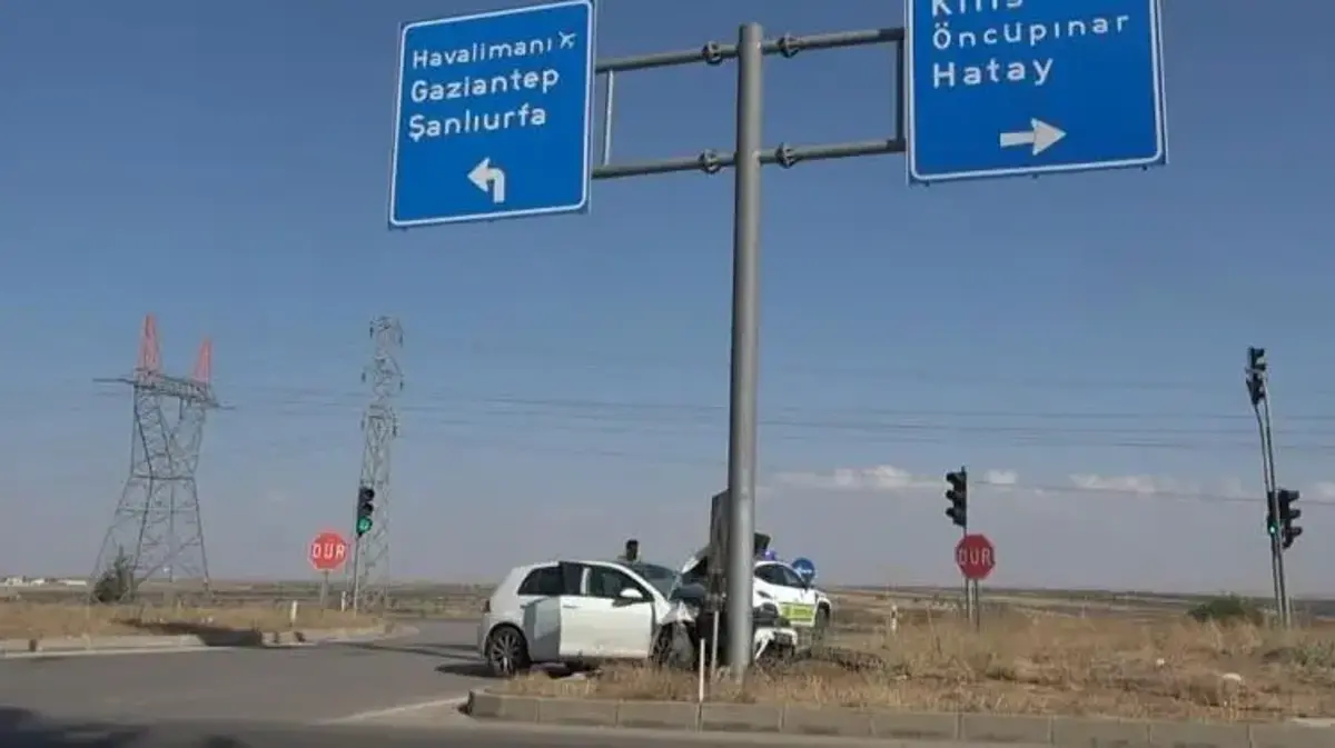 Kilis'te kontrolden çıkan otomobil yön tabelasına çarptı