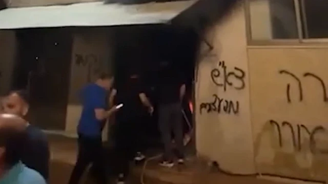 Batı Şeria’da ibadethanelere hain saldırı: Siyonistler iki camiyi ateşe verdi
