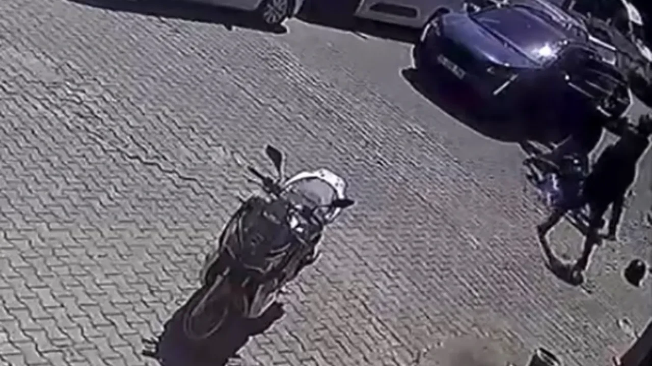 Çukuru görünce yavaşladı, arkasındaki sürücü tarafından darbedildi