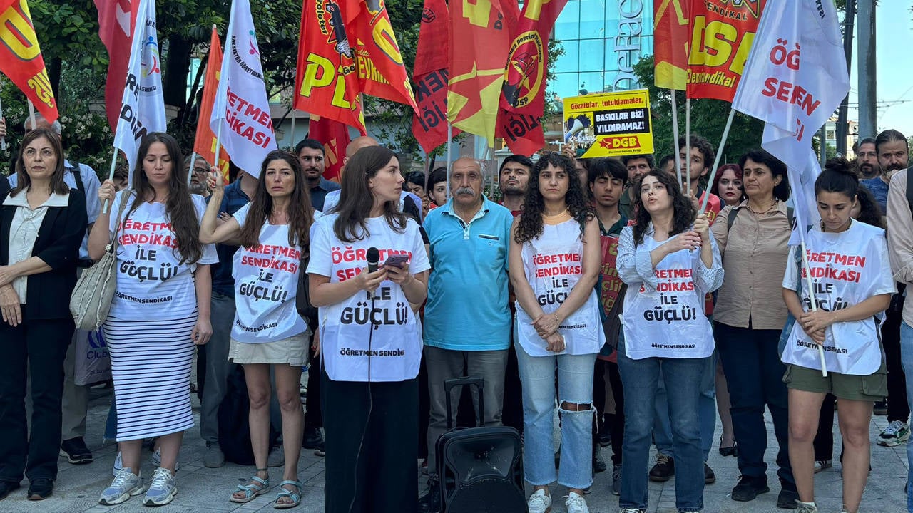 Ankara'da öğretmenlerin gözaltına alınması İstanbul’daki meslektaşları tarafından protesto edildi