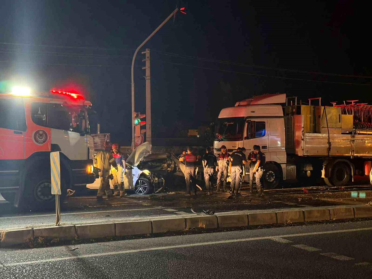 İzmir'de kırmızı ışıkta bekleyen araçlara tır çarptı: 1'i ağır 5 yaralı