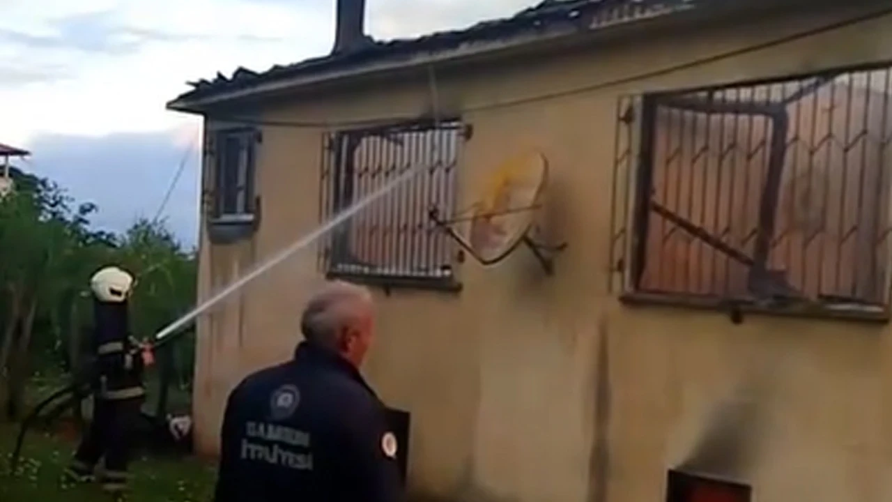 Terme'de korkutan çatı yangını itfaiye ve sağlık ekipleri seferber oldu