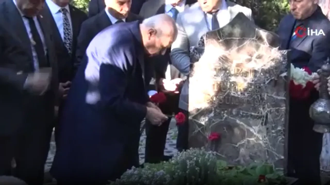 MHP Lideri Devlet Bahçeli, bayram namazının ardından Alparslan Türkeş’in kabrini ziyaret etti
