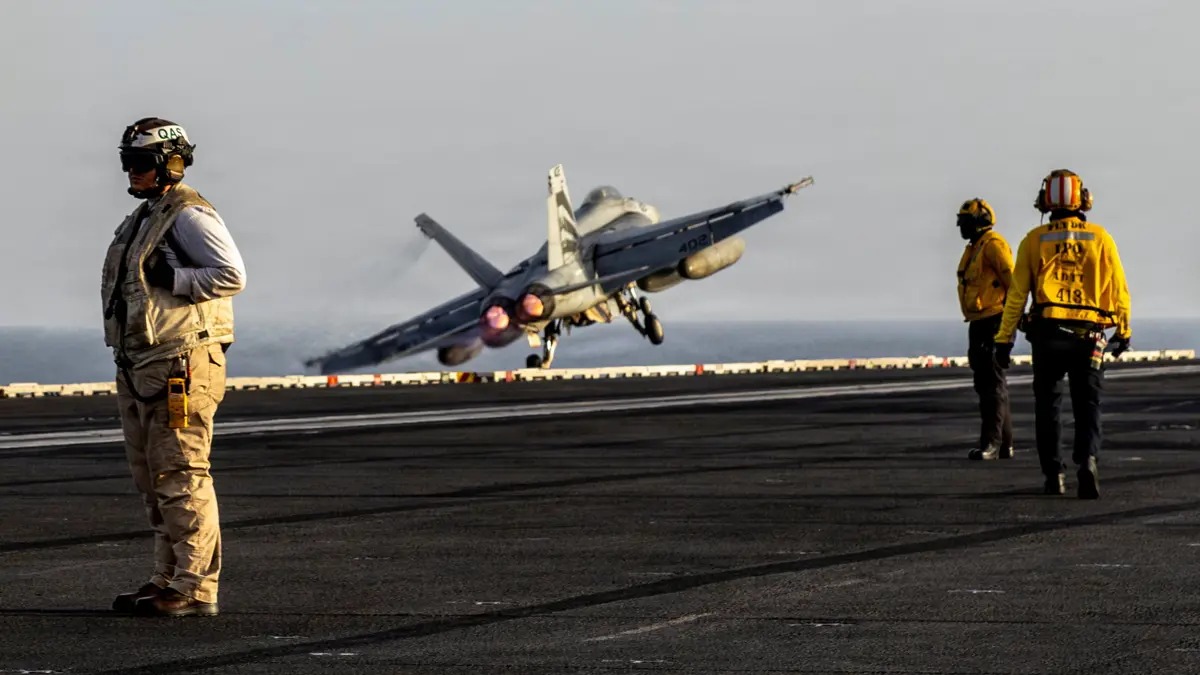 İran'da düşen ABD uçağının pilotu konuştu. "Havada tek organizma gibi hareket eden dron sürüsü gördüm"