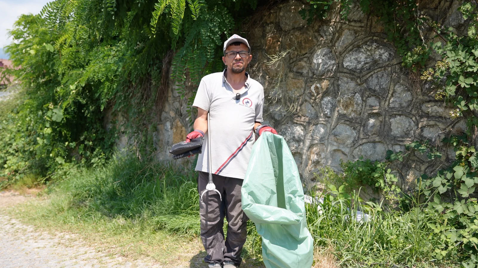 Temizlik işçisi yol kenarında servet buldu, polise teslim etti