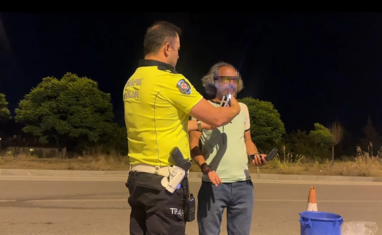 Polislere selam vermek için durdu! 3.28 promil alkollü çıkan sürücü yakayı ele verdi