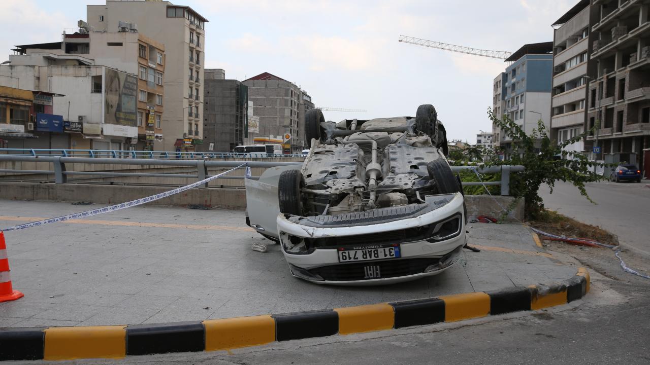 Hatay'da otomobil devrildi: 2 ölü