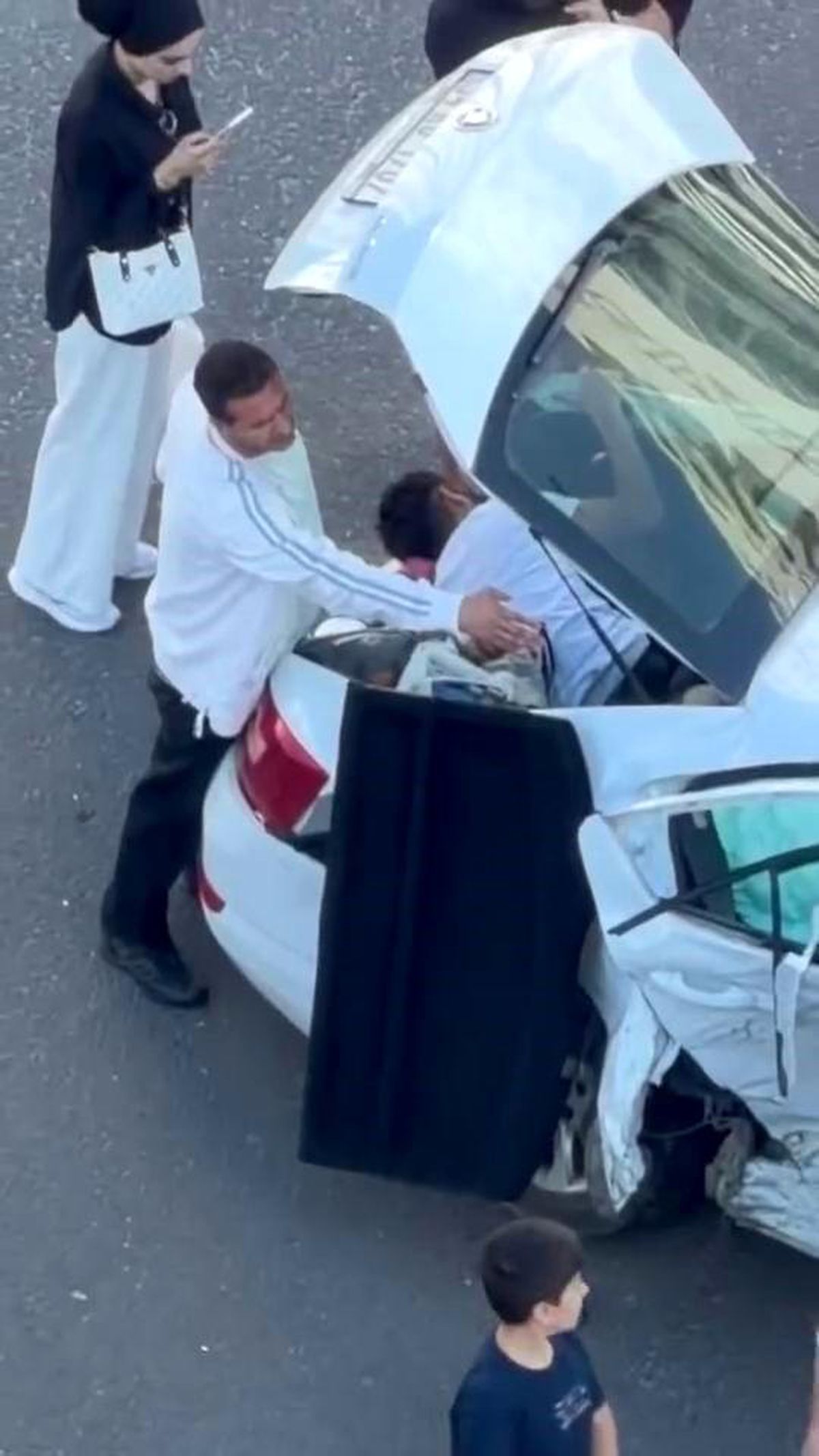 Diyarbakır'da kazada yaralılar otomobilin içinde sıkıştı