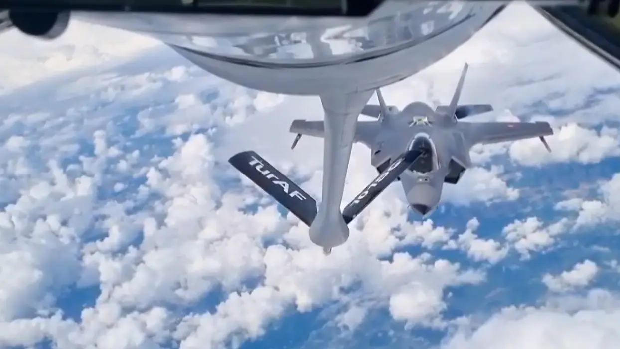 Gökyüzünde Türk imzası! F-35'e havada yakıt desteği
