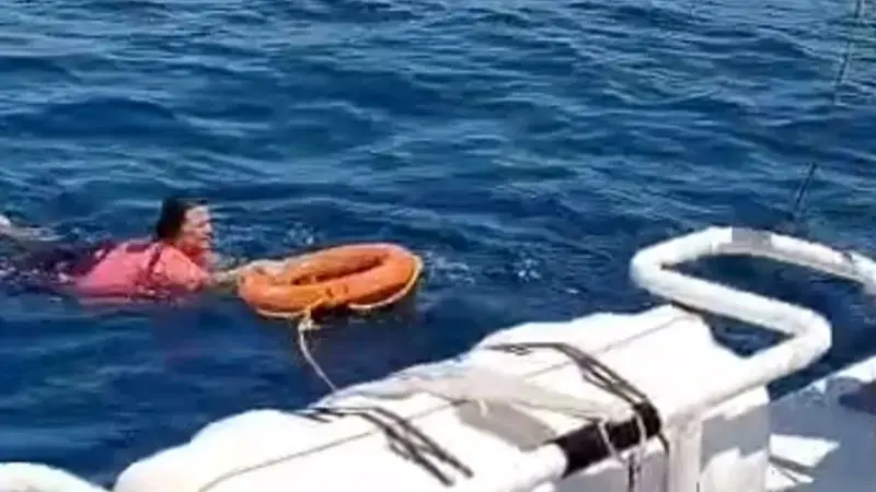 Kuşadası'nda akıntıyla açığa sürüklenen kadını deniz polisi kurtardı