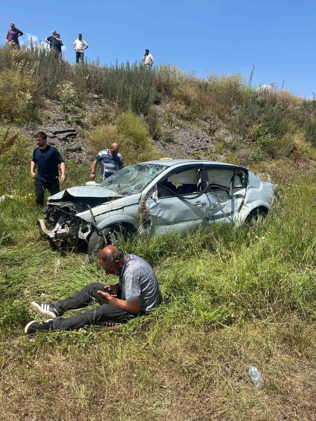 Kars'ta Otomobil Şarampole Devrildi: 2 Yaralı