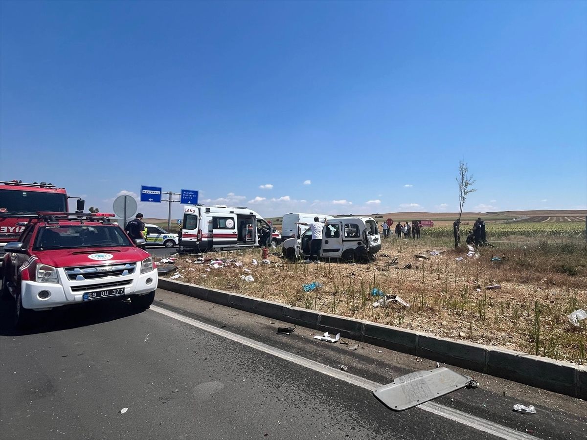 Tekirdağ'da kamyonla hafif ticari aracın çarpıştığı kazada 2 kişi öldü, 3 kişi yaralandı