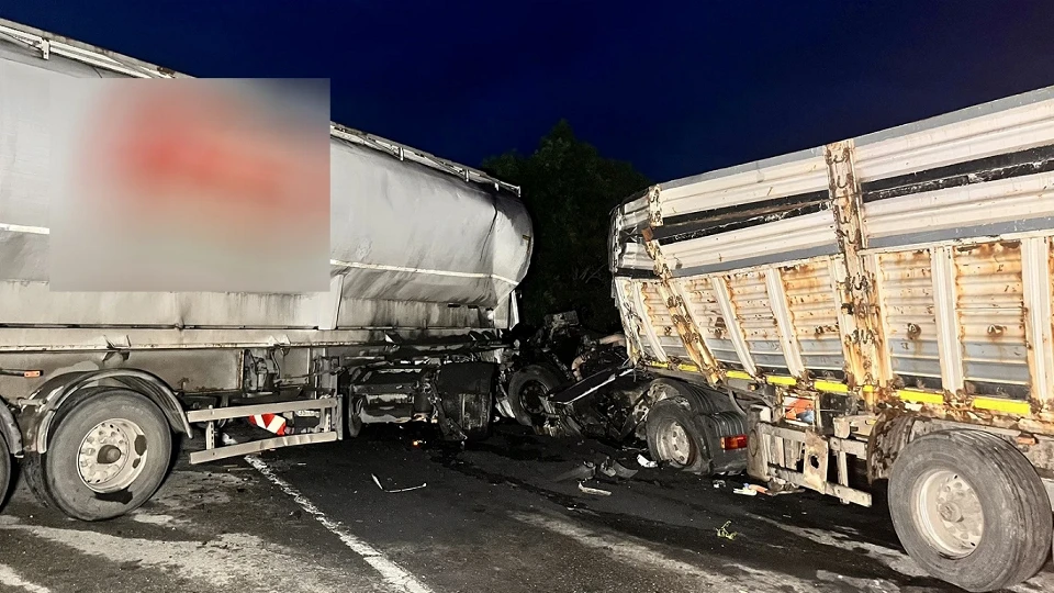 İzmir–Ankara kara yolunda dehşet anları: Yağışlı havada iki TIR kafa kafaya çarpıştı, kupası koptu!