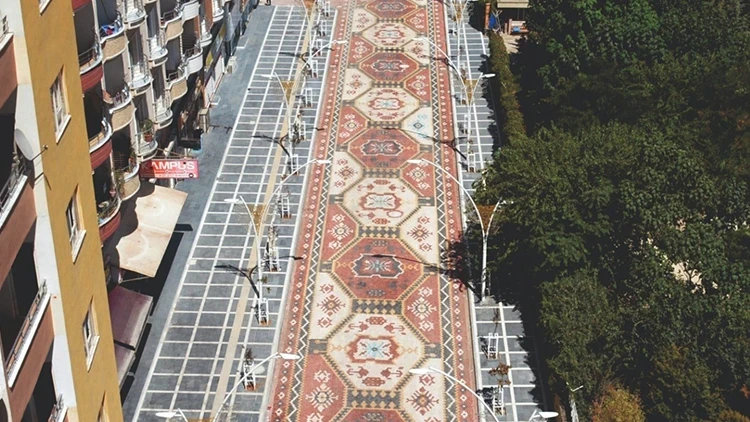 Mardin'de 220 metre uzunluğundaki halı motifli cadde ilgi görüyor