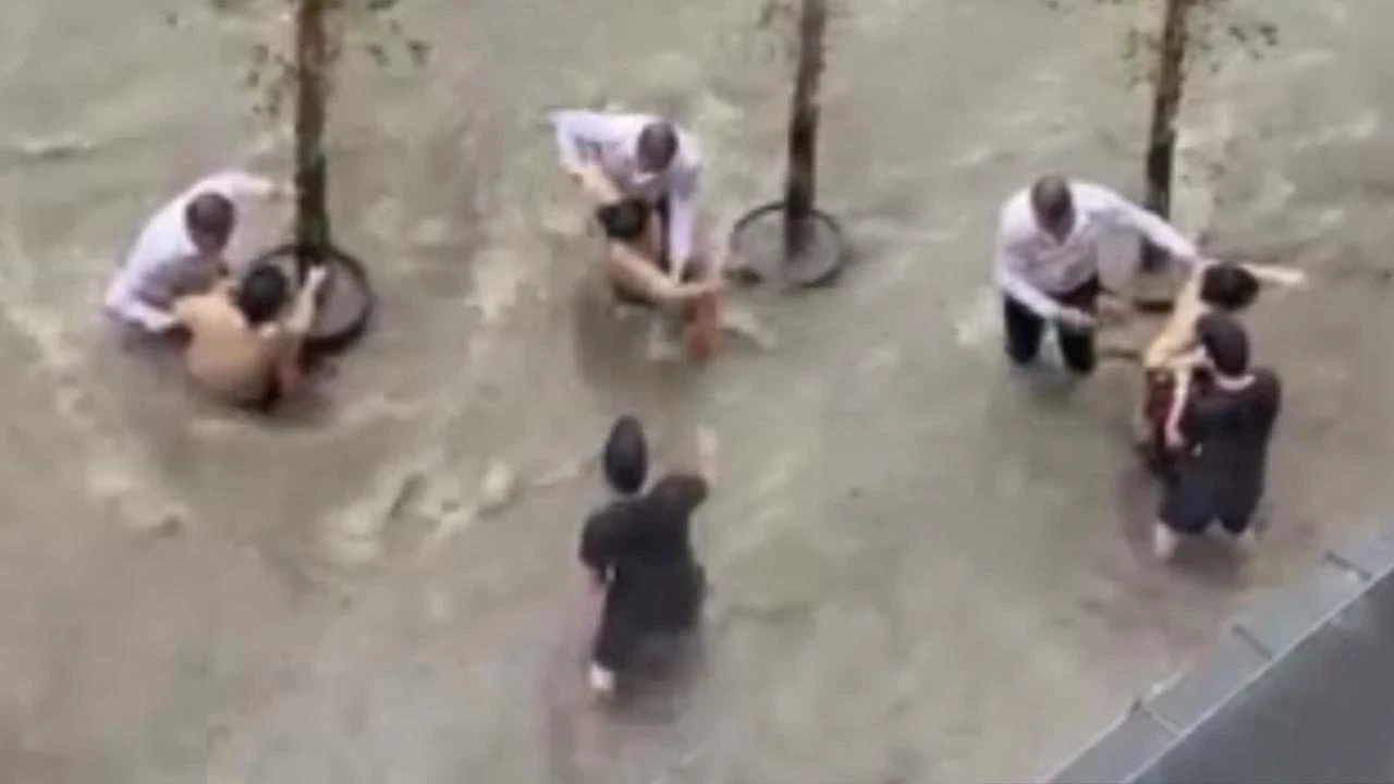 İstanbul'da Yürekleri Ağza Getiren Anlar: Sel Sularına Kapılmaktan Son Anda Kurtuldu