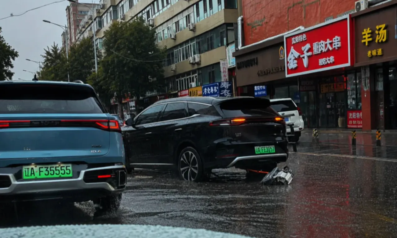 Sel sularının içinde kalan BYD'nin motoru mu koptu? Görüntüler viral oldu!