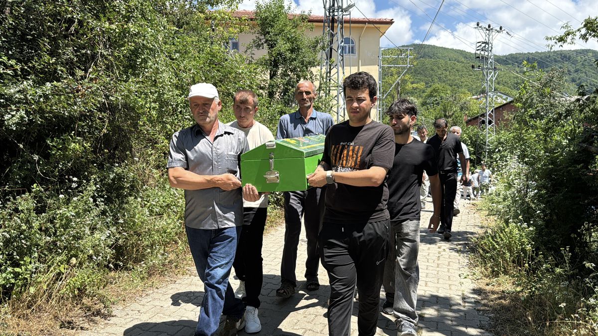 Yangında yaşamını yitiren Berkant bebek, toprağa verildi