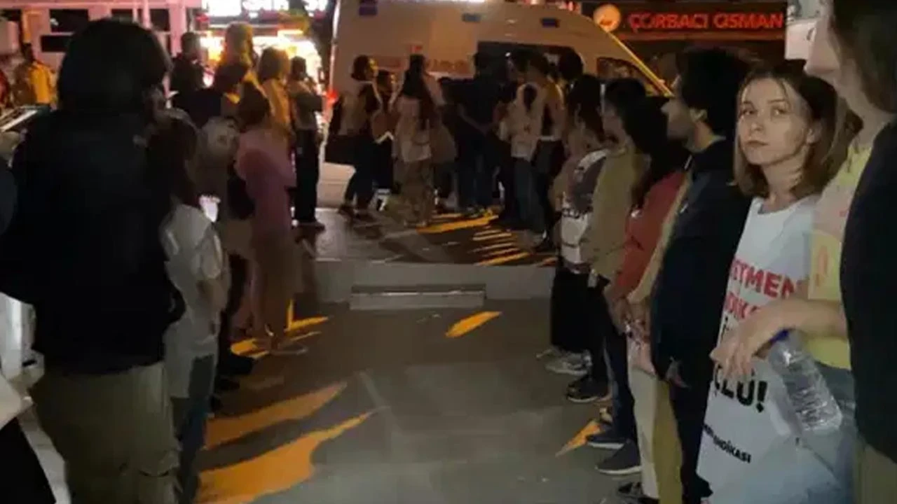 Açlık Grevindeki İki Öğretmen Hastaneye Kaldırıldı