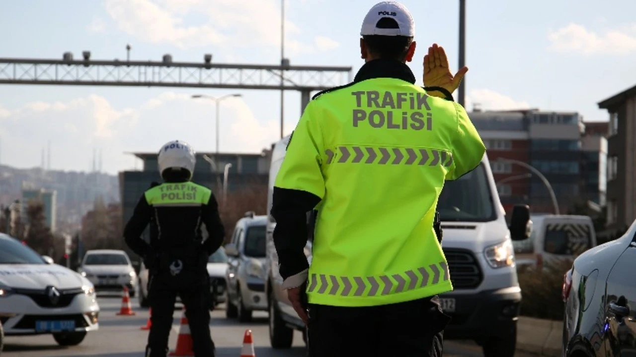 Trafikte akrobatik hareketler yapan motosikletliye trafikten men ve 46 bin lira ceza