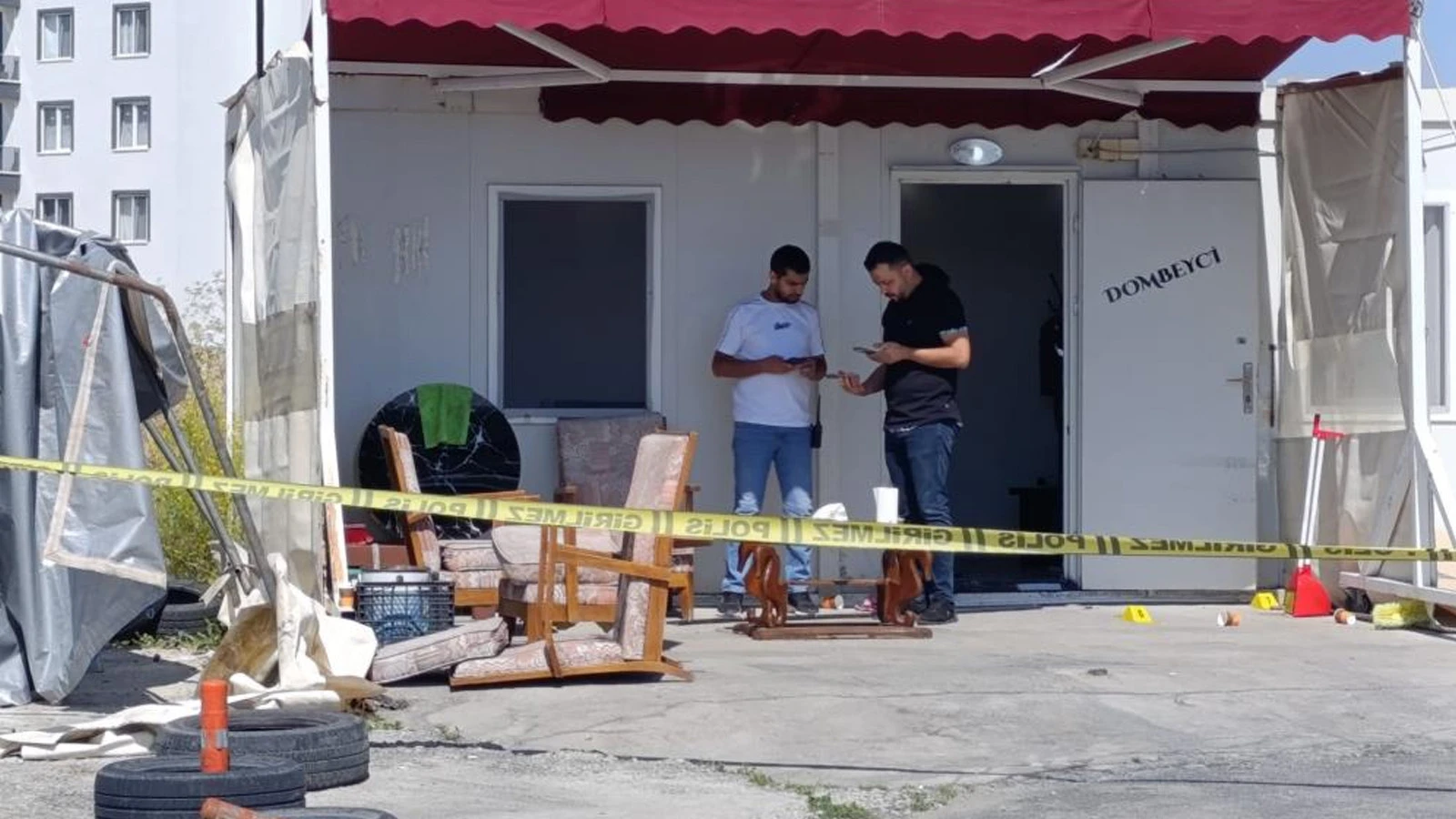 Afyonkarahisar'da minibüs durağına silahlı saldırı: Ölü ve yaralı var