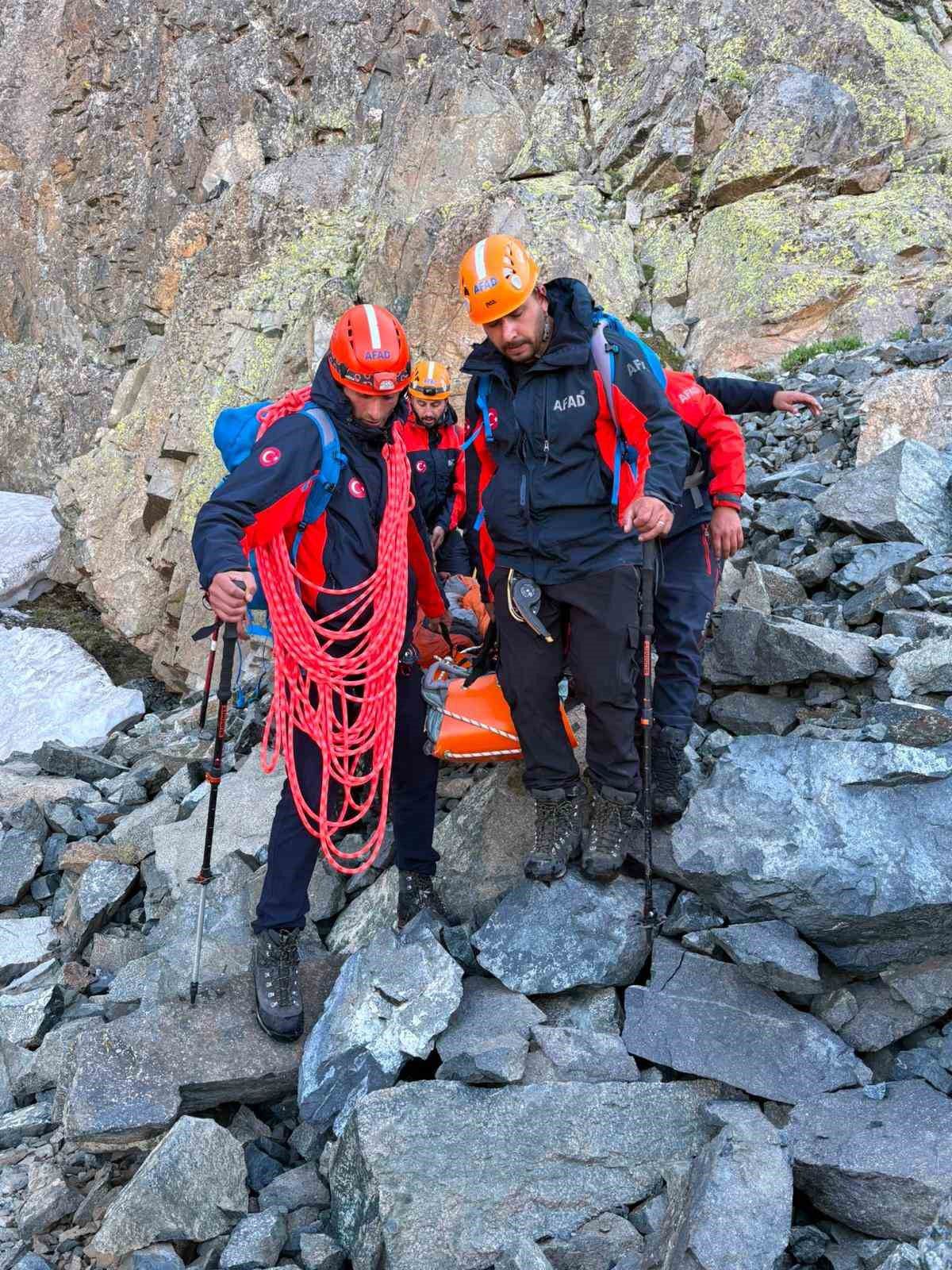 Kaçkar Dağları’na tırmanışta yaralanan dağcı kurtarıldı