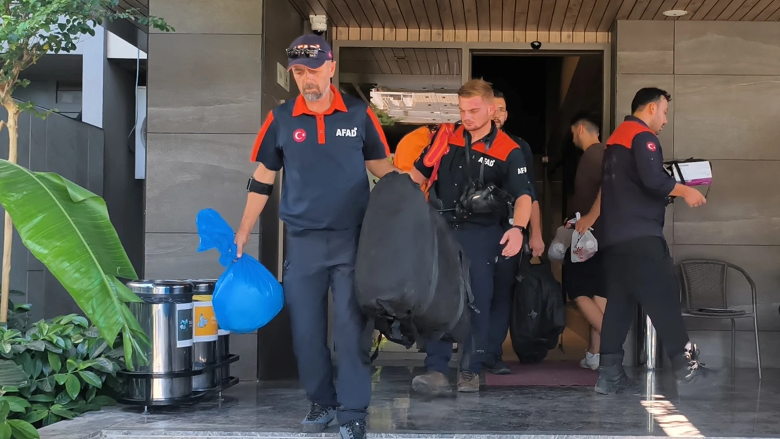 Otel odasında ölü bulundu, yanındaki maddeler ekipleri alarma geçirdi
