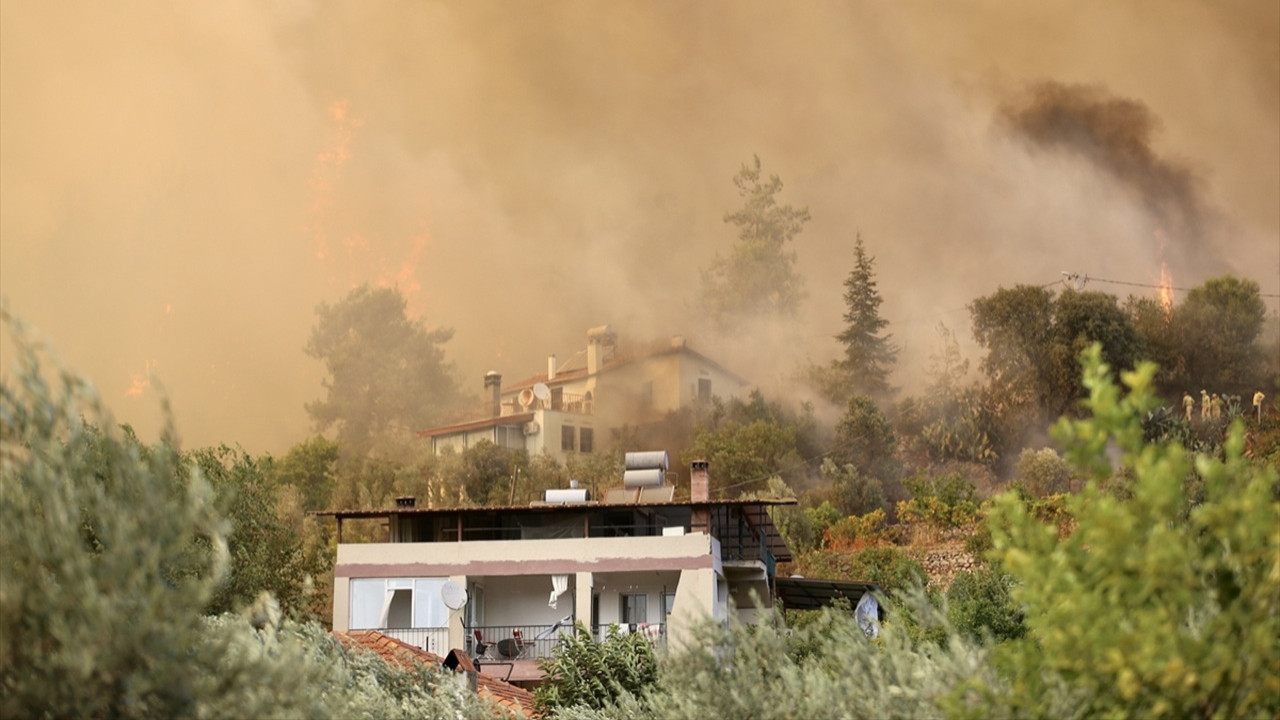 Fethiye'de orman yangını: Alevlerin ulaştığı mahalle tahliye edildi