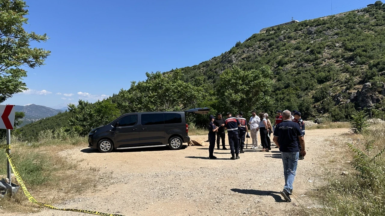 Park halindeki araçta 2 kişi ölü bulundu