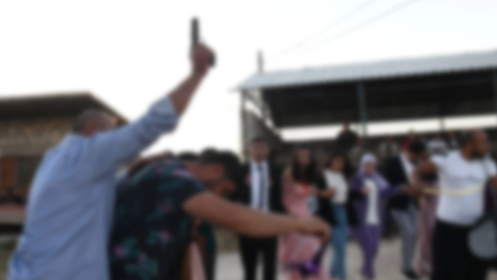 Denizli'de maganda kurşunu ortalığı kana buladı: Çok sayıda yaralı var