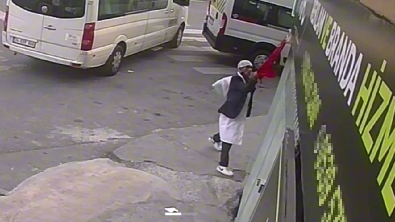 Kağıthane'de Türk bayrağını yere atan şüpheli yakalandı: 11 ayrı suç kaydı tespit edildi