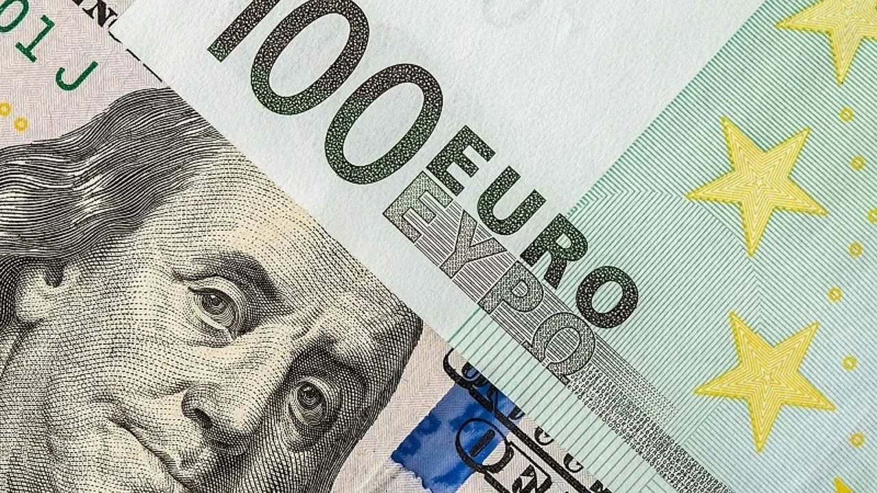 Euro, dolar karşısında bir yılın en düşük seviyesine geriledi