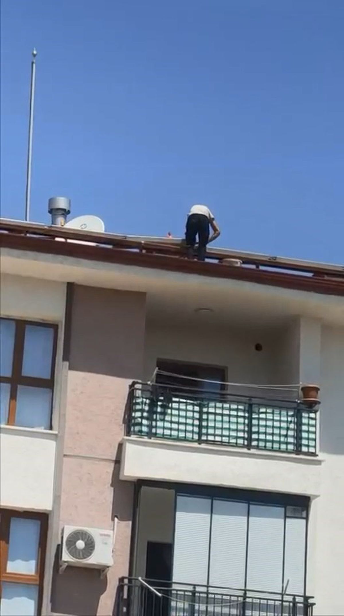 Çatıda önlemsiz çalışan işçi yürekleri ağza getirdi
