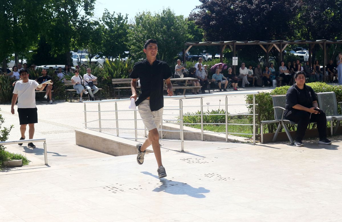 Aracını park edemeyince sınava geç kalan aday içeri alınmadı