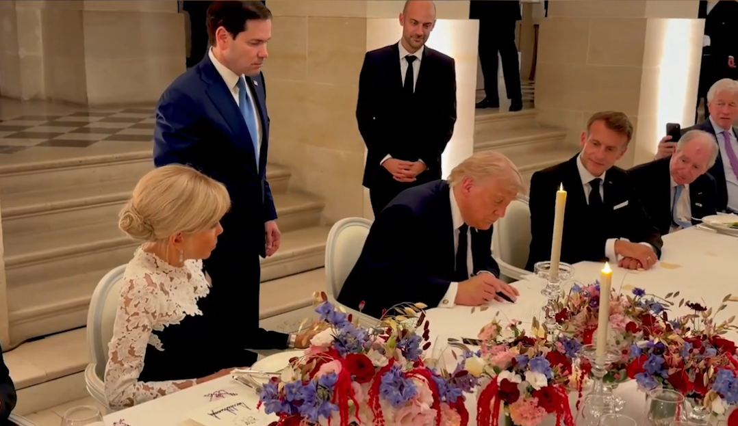 Trump İran anlaşmasını Fransa'da imzaladı