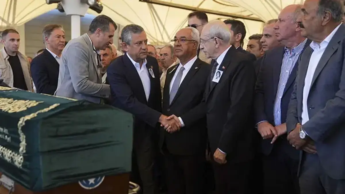 Kılıçdaroğlu ve Özel cenazede yan yana! 'CHP Genel Başkanı' çelenkleri dikkat çekti