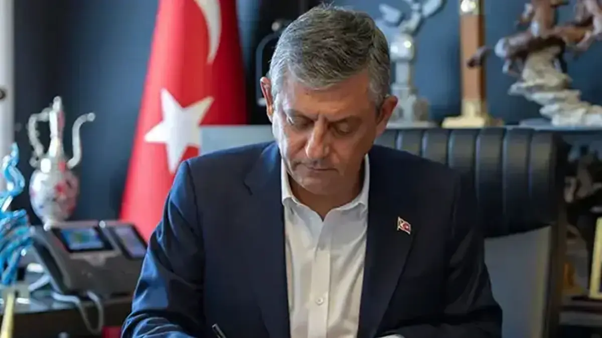 Özgür Özel, oy birliğiyle YENİ Parti'nin genel başkanı seçildi