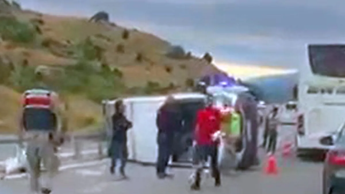 Erzincan'da feci kaza: Minibüs devrildi! 6'sı çocuk 16 yaralı