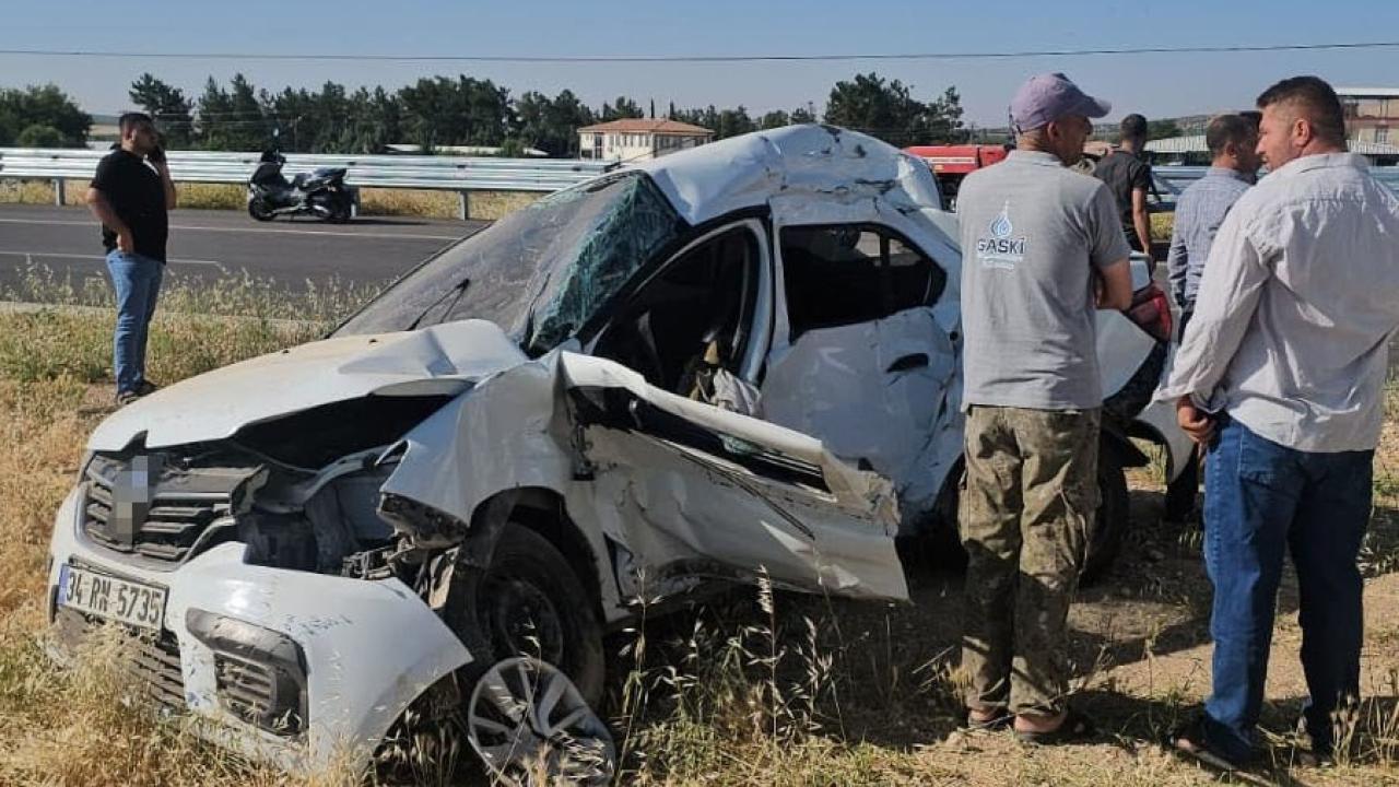 YKS'ye giden öğrencilerin bulunduğu otomobil tırla çarpıştı: 2 yaralı