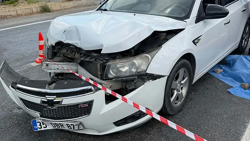 İzmir’de iki araç çarpıştı: 1 ölü, 5 yaralı