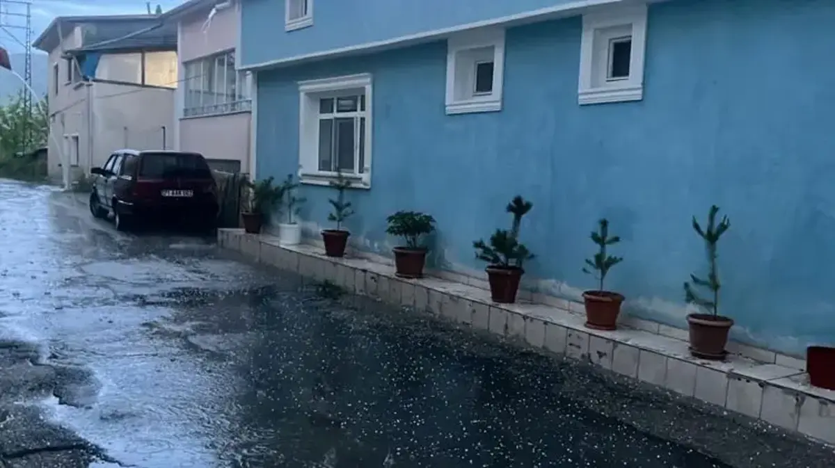 Gök gürültülü sağanak, dolu yağışı Bayburt'ta etkili oldu